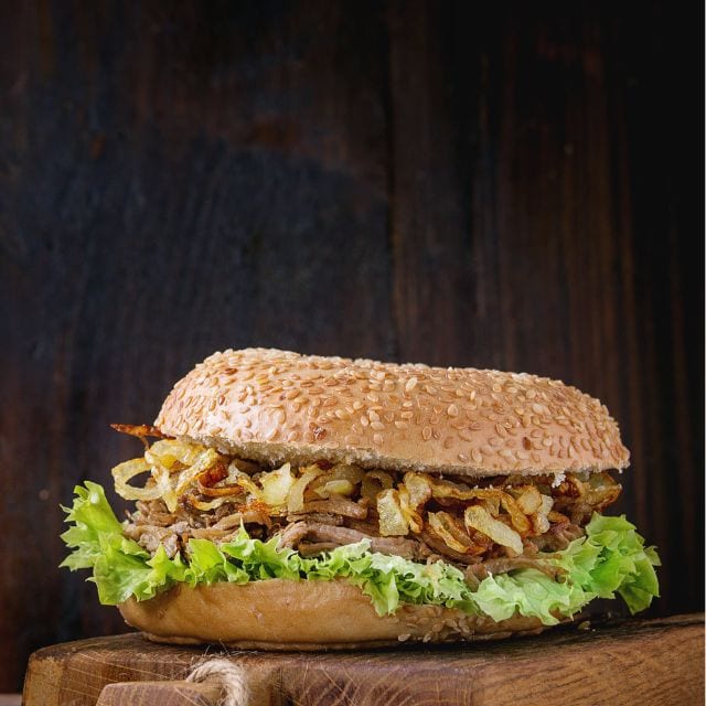 Bagel rôti de boeuf et cheddar "deluxe"